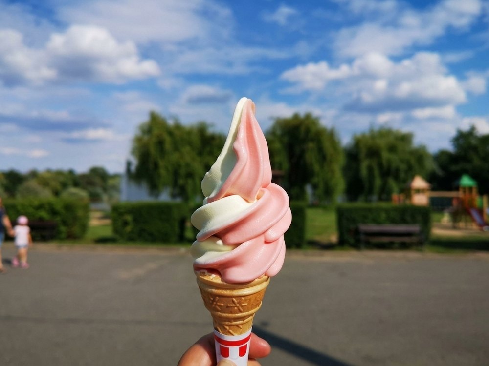 Růžová a smetanová točená zmrzlina u Šutráku